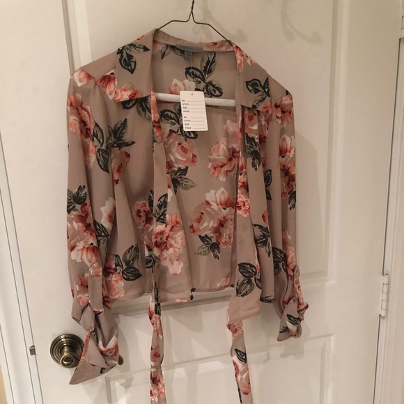 Floral Design Cropped Blouse- NWT - Picture 3 of 6